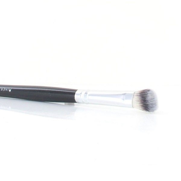 Classic eyeshadow brush